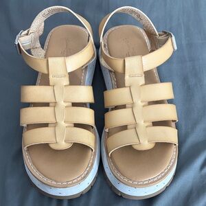 Universal Thread Kids Beige Strap Sandals